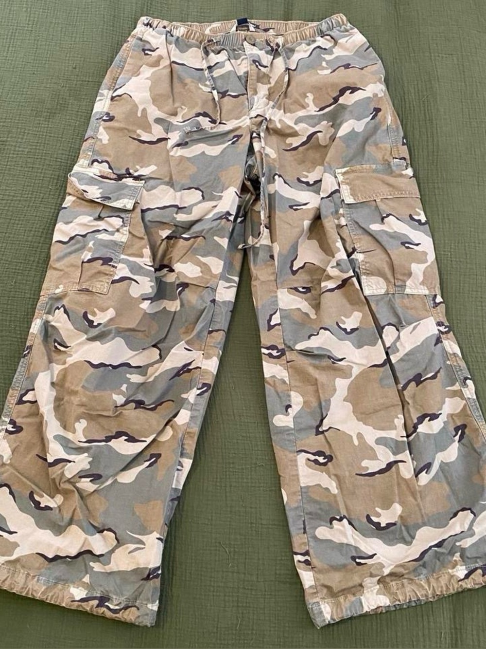 American Eagle baggy camo cargo pants